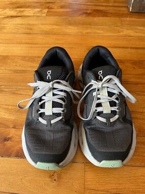 On Cloud Women's Cloudrunner 2 Shadow Lima Size 6 Running Shoe